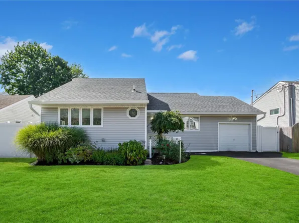 32 Jane Drive, North Babylon, NY 11703