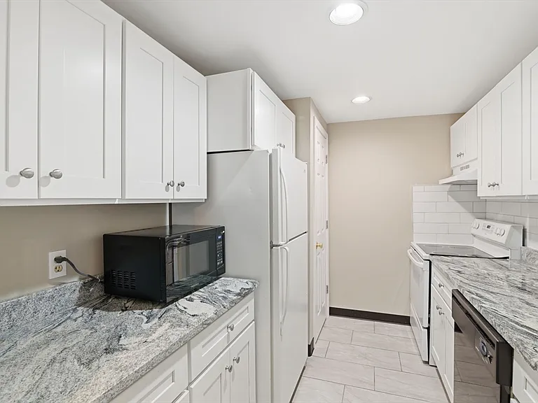 21 Linden St #212 — Photo 13