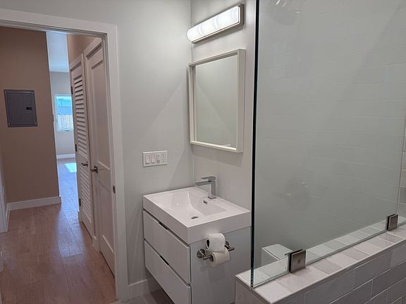 3rd image of 1072 N Vinedo Ave