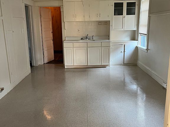 Eat-in kitchen