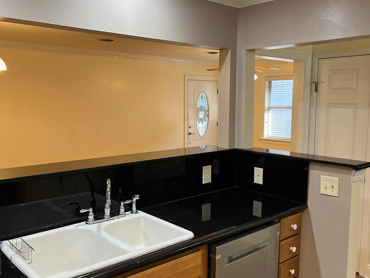 2 bed, 1000 sqft, $1,600 — Photo 3