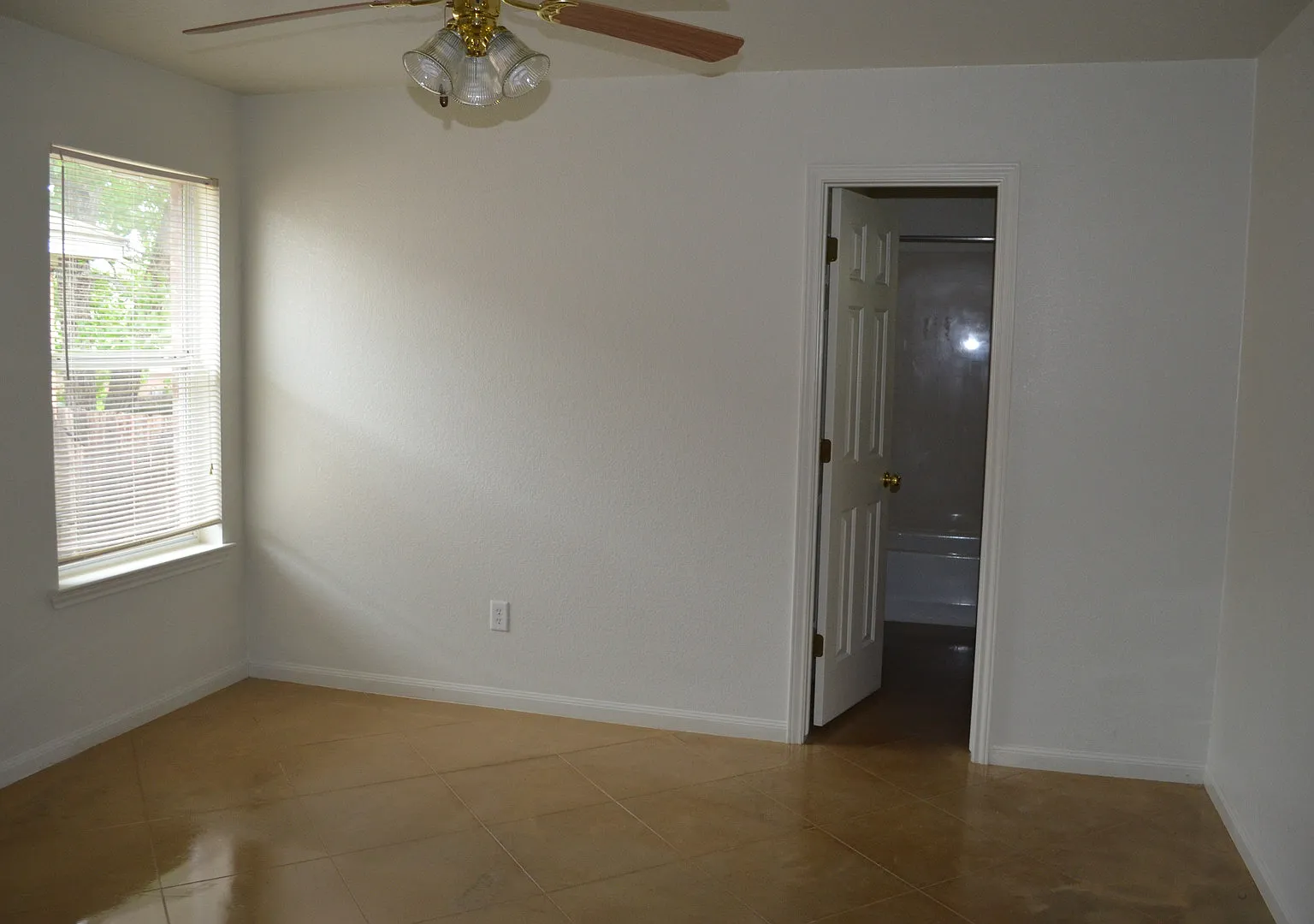 930 RW — Photo 1