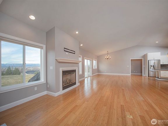 4th image of 480 Edgemont Loop Road