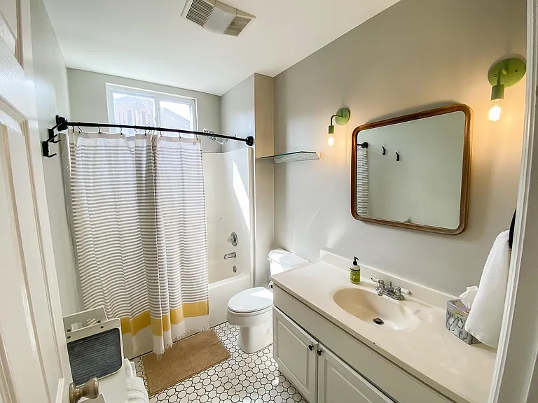 1205 E 42nd St — Photo 24