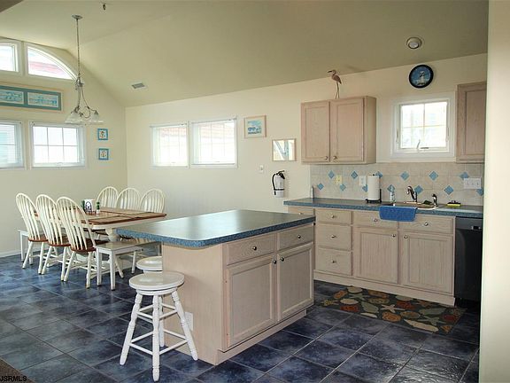 5th image of 111 Corinthian Ave #2
