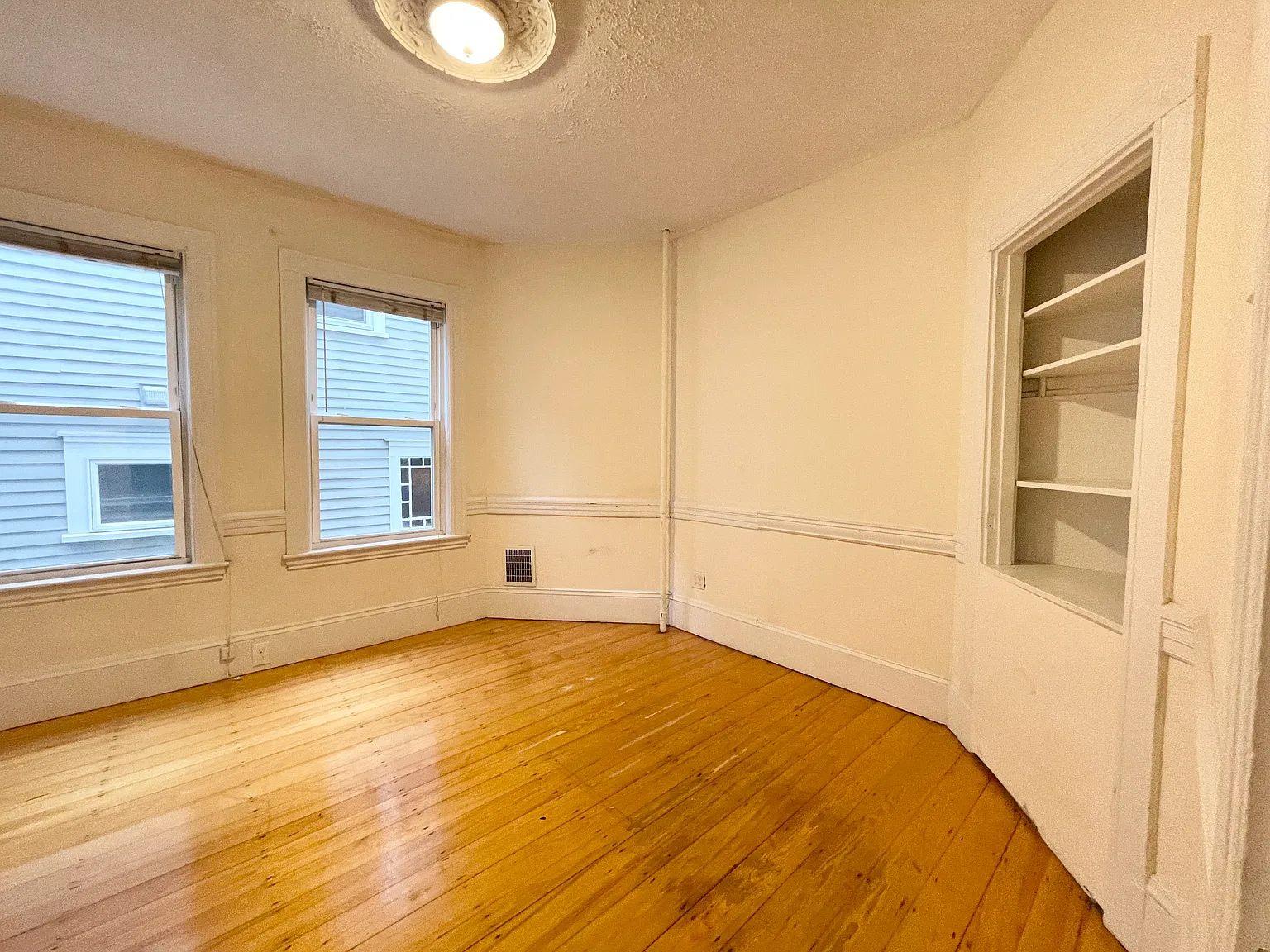 4 bed, 999 sqft, $5,800 — Photo 4