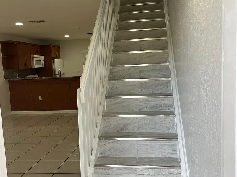 Ground floor: At the entrance (right), there is a staircase leading to the upper floor; to the left, there is access to the living room, dining room, kitchen, bathroom, closet, and laundry room (brand new washer and dryer), as well as an outdoor patio wit
