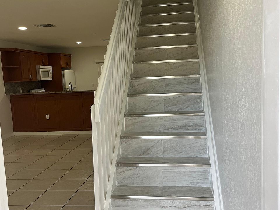 Ground floor: At the entrance (right), there is a staircase leading to the upper floor; to the left, there is access to the living room, dining room, kitchen, bathroom, closet, and laundry room (brand new washer and dryer), as well as an outdoor patio wit