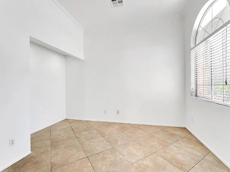 2560 Silver Shadow Dr — Photo 13