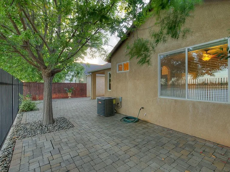 632 W Fontaine Ln — Photo 19