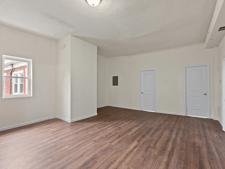 212 N Clinton Ave — Photo 15