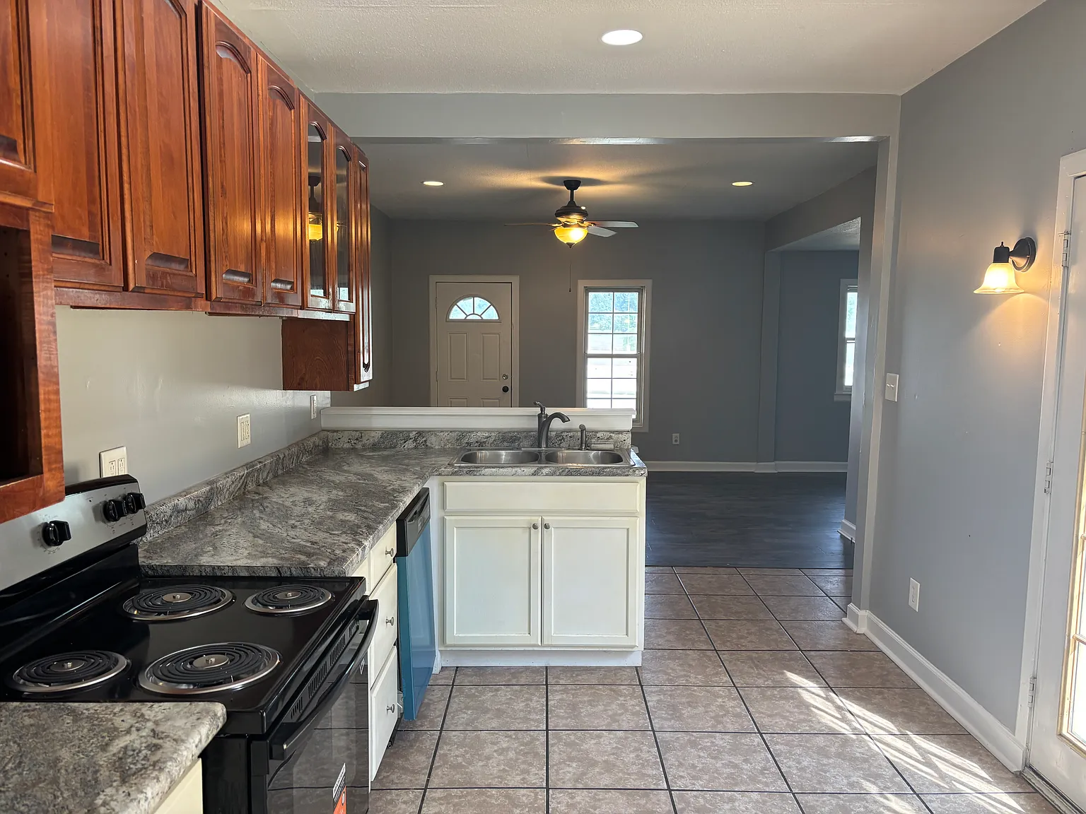 3 bed, 1000 sqft, $2,300 — Photo 3