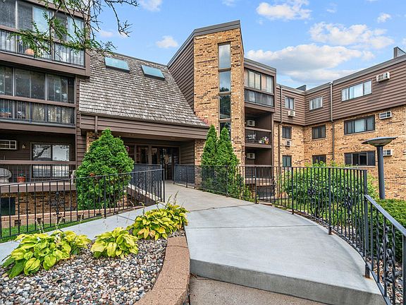 2nd image of 999 41st Ave NE APT 114