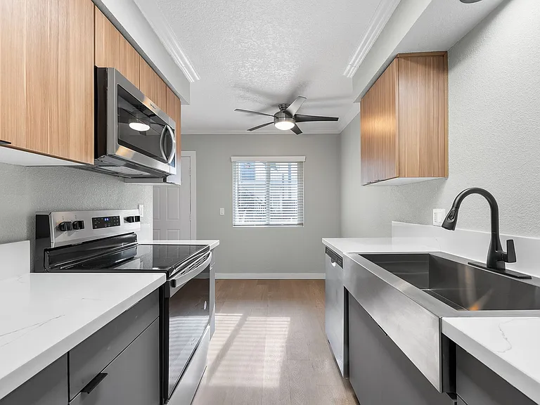 Four Seasons Apartments — Photo 5