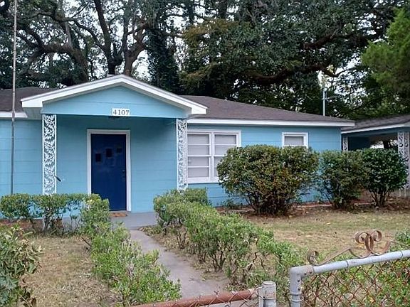 Bright and friendly 2 bedroom, 1 bath bungalow in Savannah, GA!