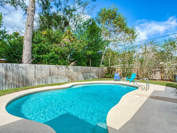 3rd image of 3120 Beachwood Blvd