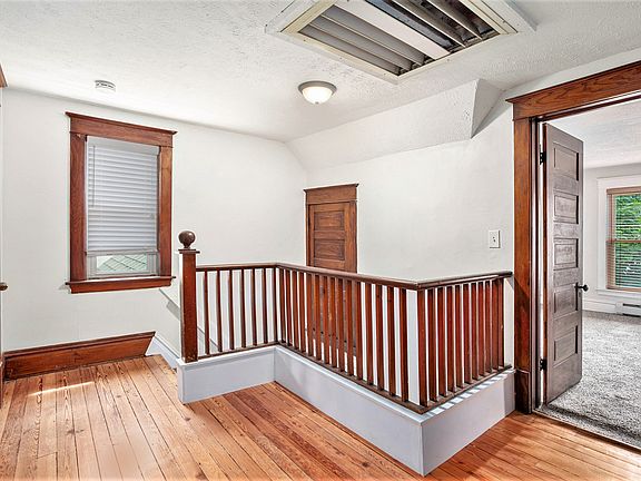 5th image of 906 Pine Ave NW