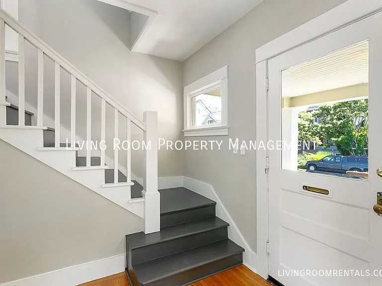 4137 NE 8th Ave — Photo 2