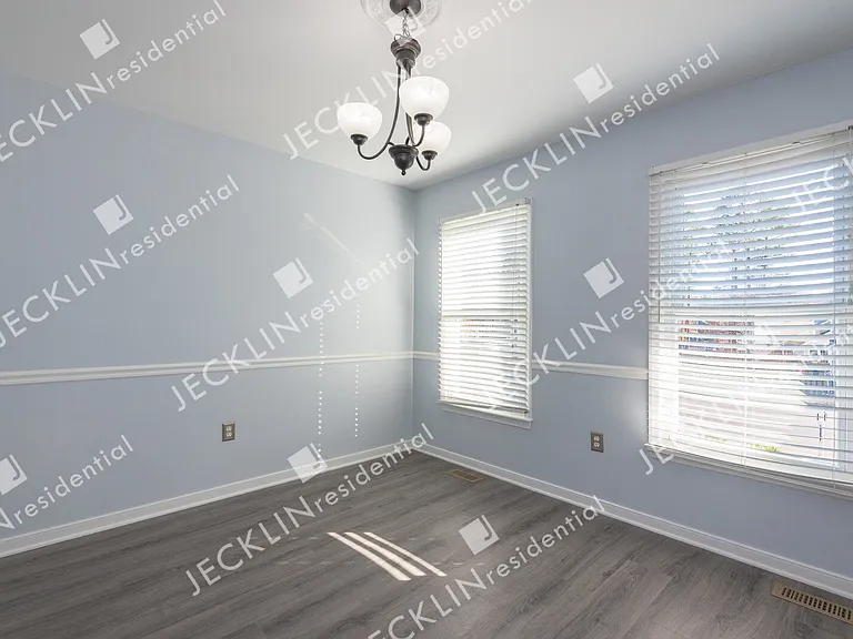 9020 Castle Point Dr — Photo 10