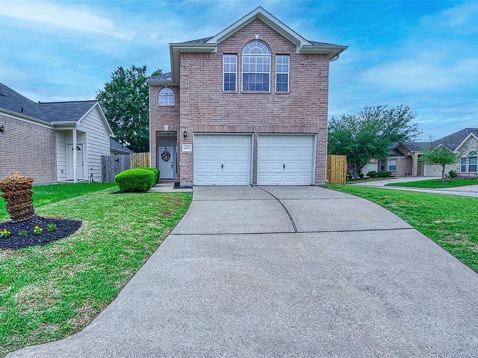 Driveway front entrance / Featuring a 2-car attached garage.