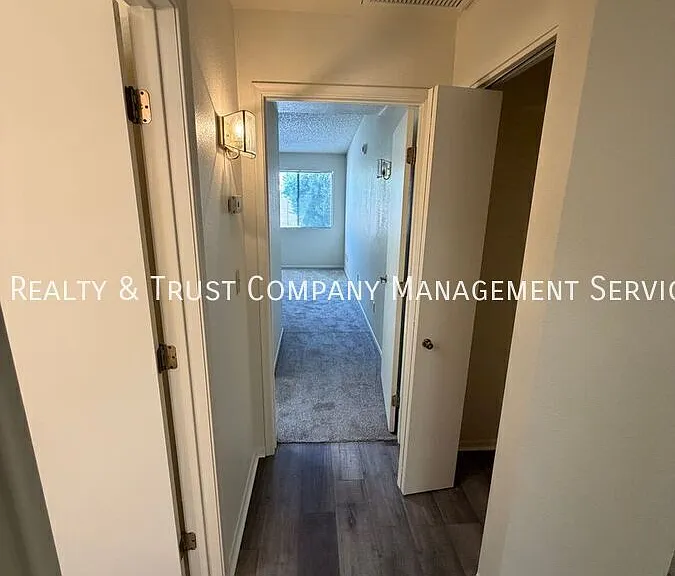 709 W Millbrook Ln — Photo 14