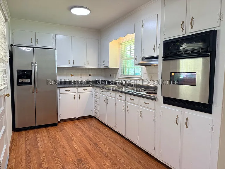415 W 2nd St — Photo 10