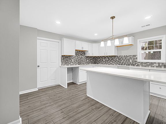 2nd image of 2412 Walnut Dr