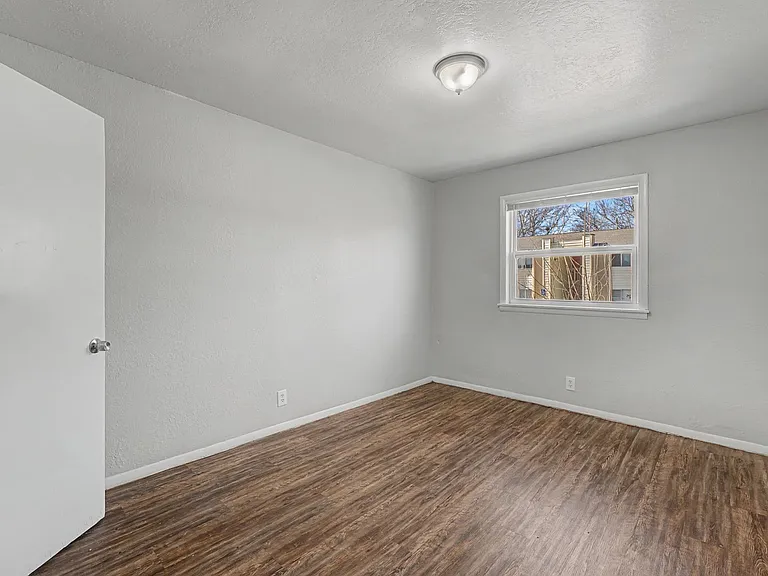 Charl Ann Apartments — Photo 18