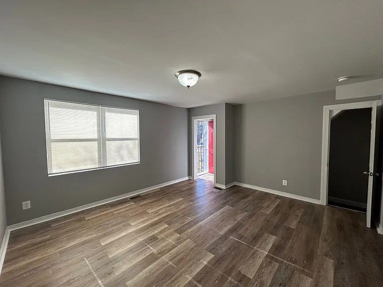 2912 E Federal St — Photo 10