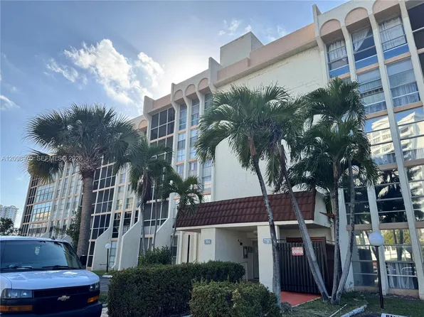 701 Three Islands Blvd APT 103, Hallandale Beach, FL 33009
