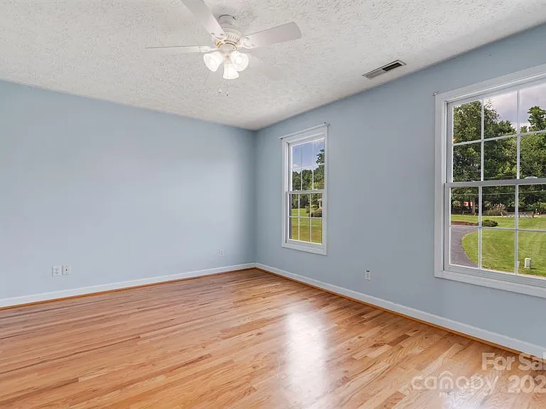 113 Caldonia Dr — Photo 32