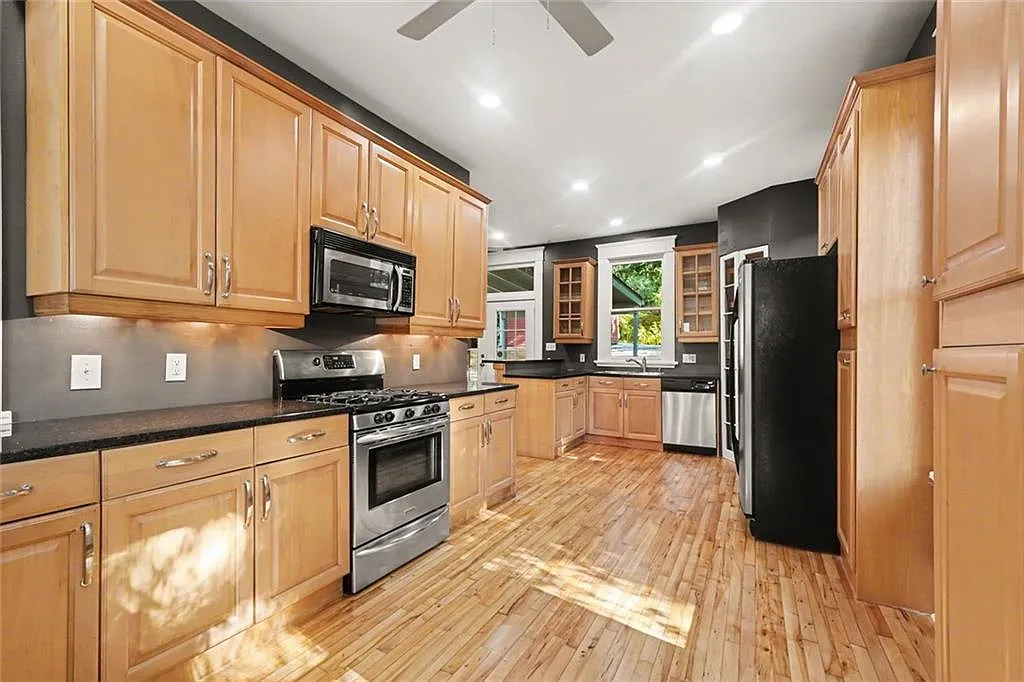 3 bed, 2.0 bath, 1936 sqft, $3,000 — Photo 4