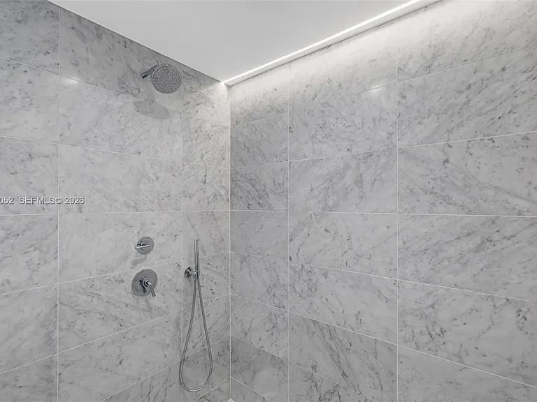 9221 E Bay Harbor Dr #210 — Photo 17
