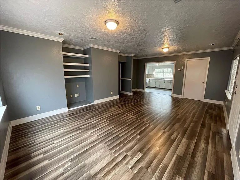 111 Cronin Rd — Photo 1