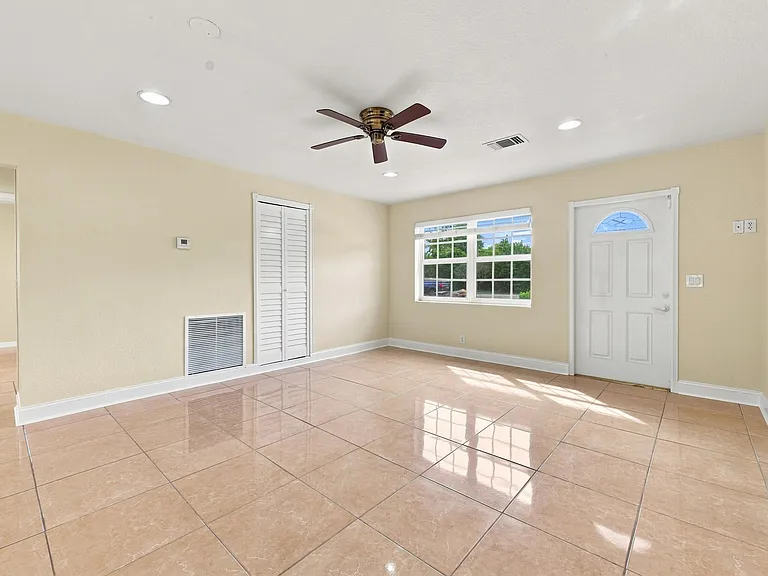 1100 7th St — Photo 8