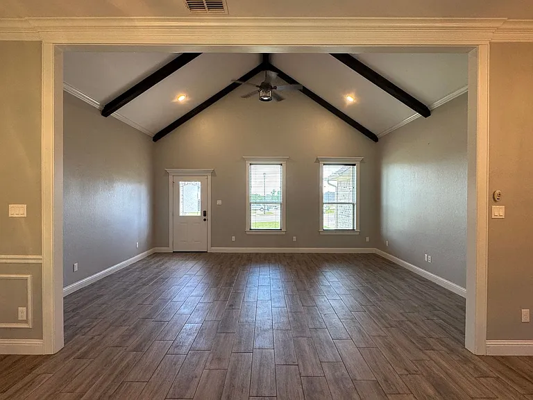 205 Meadow Ln — Photo 2