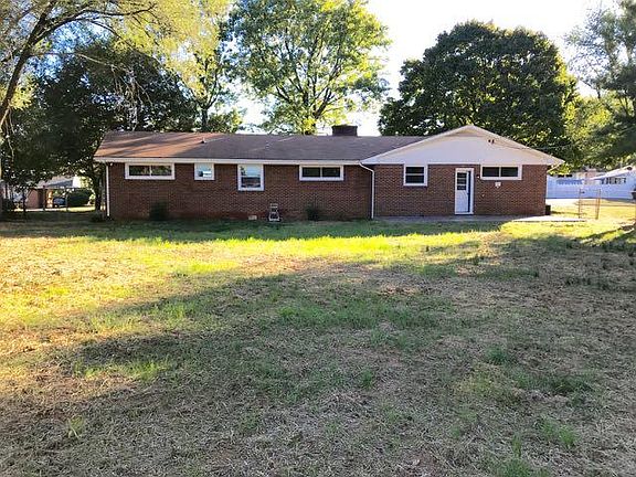 3rd image of 132 Oaklawn Ave NE