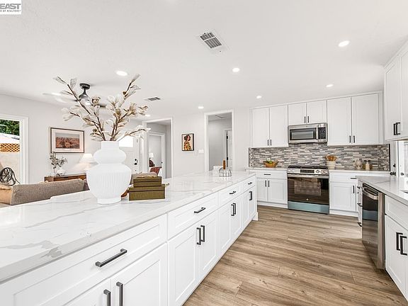 5th image of 1205 Marguerite St
