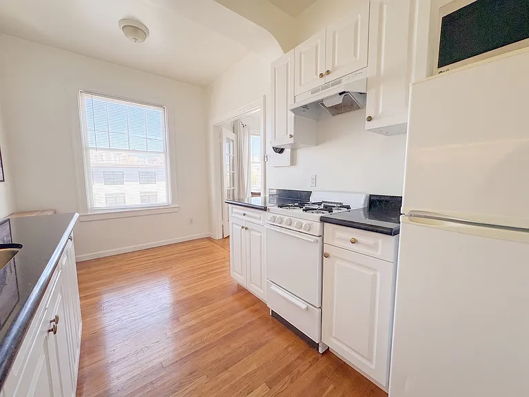 2495 Sutter St #10 — Photo 4