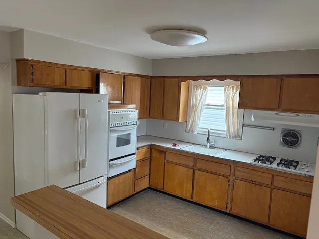 Eat in kitchen w/ gas stove