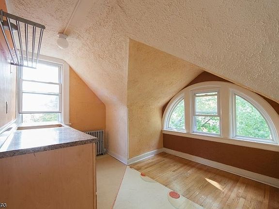 4th image of 318 Claremont Ave