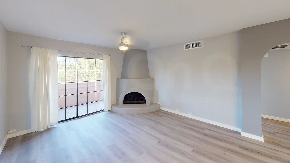 10410 N Cave Creek Rd — Photo 2