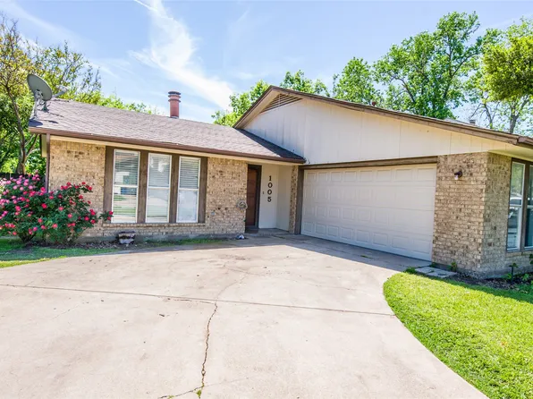 1005 Savannah Dr, Ennis, TX 75119