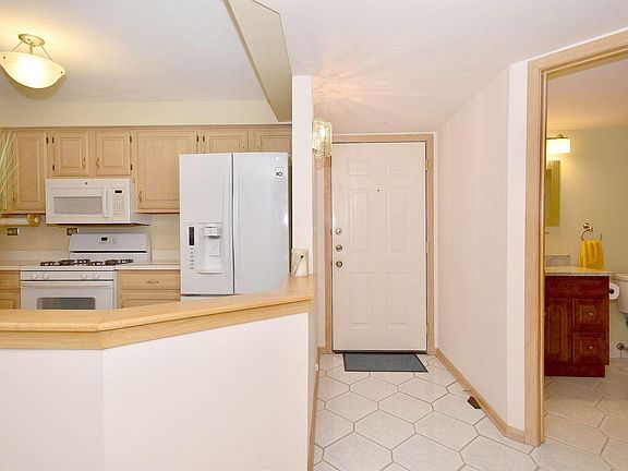 5th image of 440 E Montrose Ave APT 102