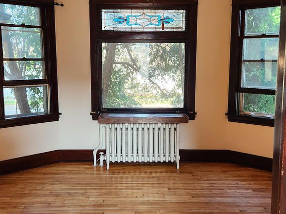3rd image of 942 Rose Ave E #1