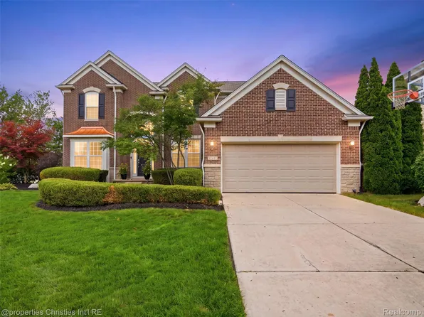 24307 Padstone Dr, South Lyon, MI 48178