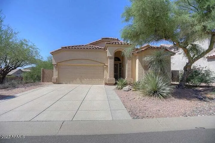 3 bed, 2.0 bath, 1571 sqft, $4,000 — Photo 2