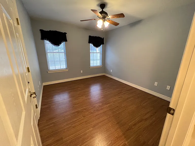1825 Glenway Dr — Photo 5