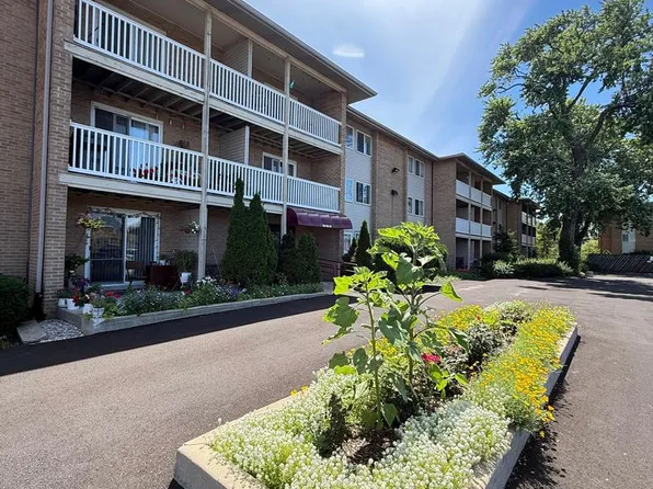 920 Beau Dr Unit 207, Des Plaines, IL 60016
