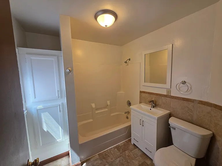 616 N State St — Photo 4